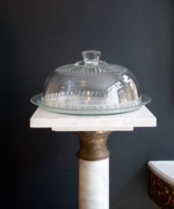 dealeuse-boutique-decoration-mobilier-vintage-assiette-plateau-cloche-verre-gravure