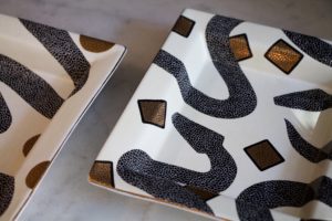 dealeuse-boutique-decoration-superbe-vide-poche-en-porcelaine-motif-serpents-blanc-noir-dore-nb-createur-design-designer-idee-cadeau-paris-objet