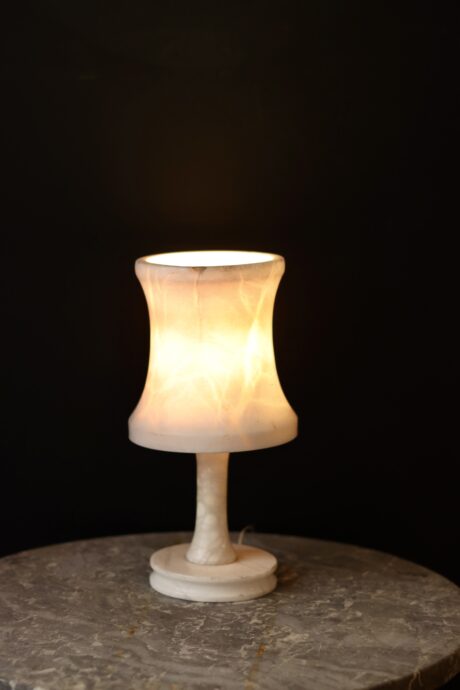 Petite lampe de chevet vintage marbre – Appartement Témoin