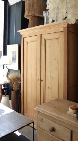 dealeuse-boutique-decoration-luminaire-armoire-bois-ancien-ancienne-pin-vintage