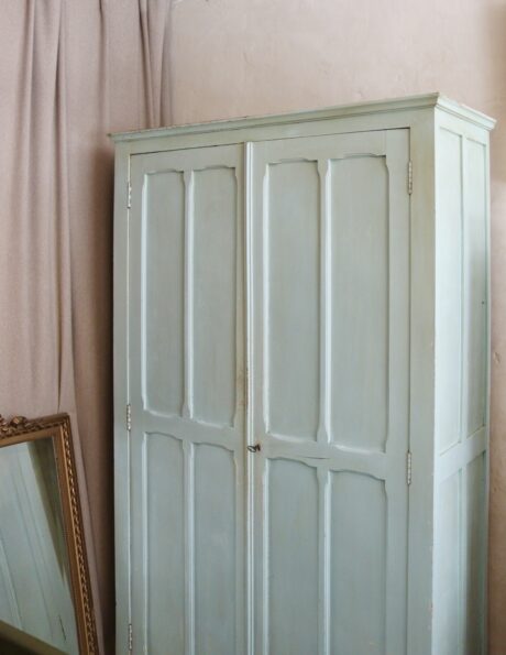 dealeuse-boutique-decoration-luminaire-armoire-bois-peint-ancien-ancienne-parisienne-vintage