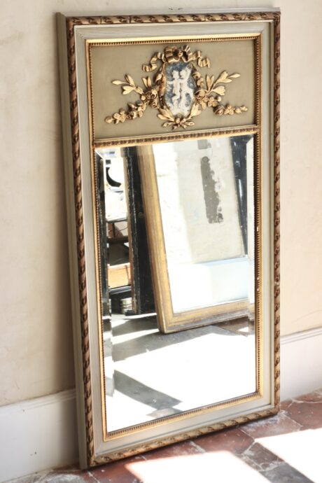 dealeuse-boutique-decoration-mobilier-vintage-paris-miroir-bois-ancien-cadre-doré-dore-trumeau