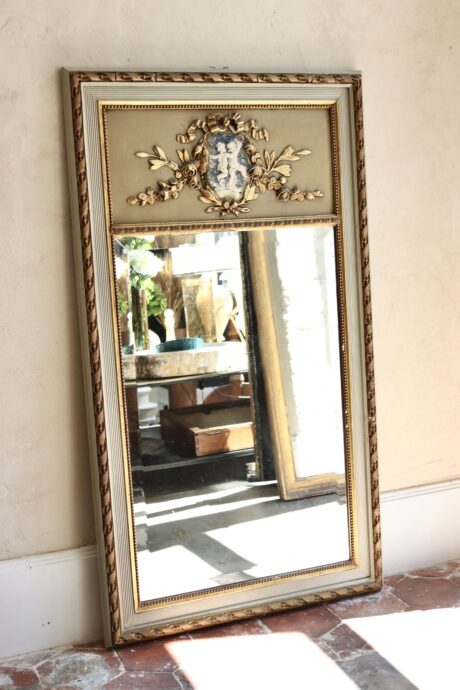 dealeuse-boutique-decoration-mobilier-vintage-paris-miroir-bois-ancien-cadre-doré-dore-trumeau