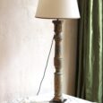 Grande lampe balustre, bois patine ancienne