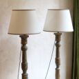 Grande lampe balustre, bois patine ancienne