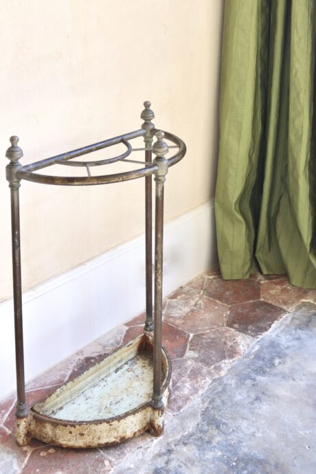 dealeuse-boutique-decoration-mobilier-vintage-paris-porte-parapluie-laiton-fonte-ancien