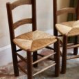 Paire de chaises en bois, assise en paille tressée