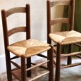 Paire de chaises en bois, assise en paille tressée