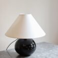 Petite lampe boule noire