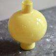 Vase en verre, jaune mimosa